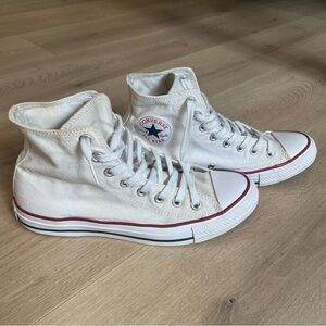 White Chuck Taylor Converse - Men’s 7.5/Women’s 9.5 - Classic